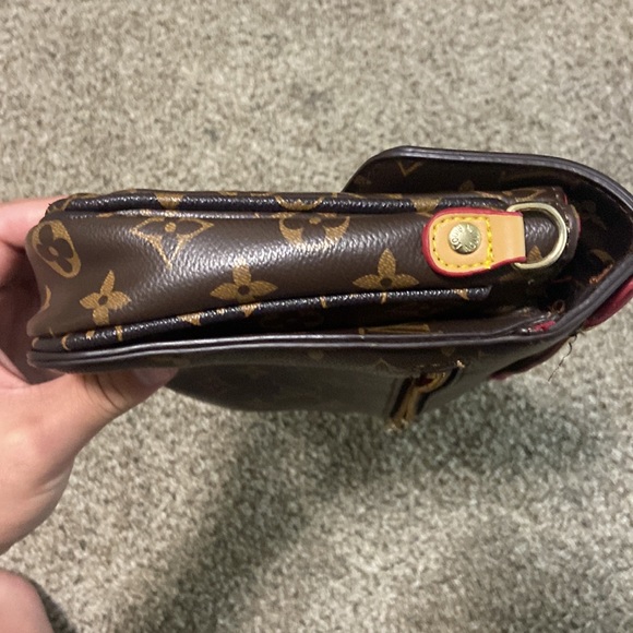 Louis V purse - Picture 9 of 11